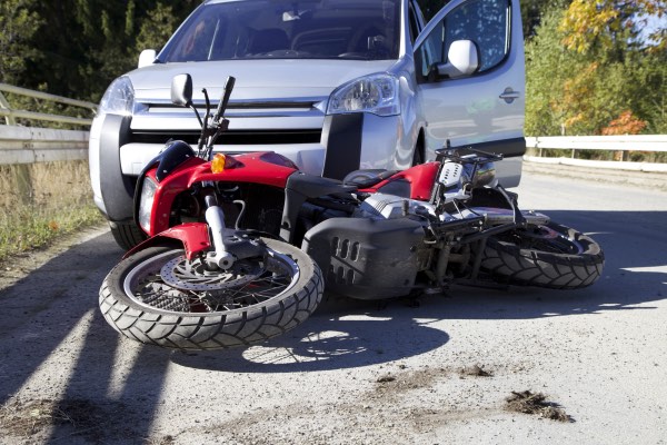 Un accidente entre una moto y un coche.