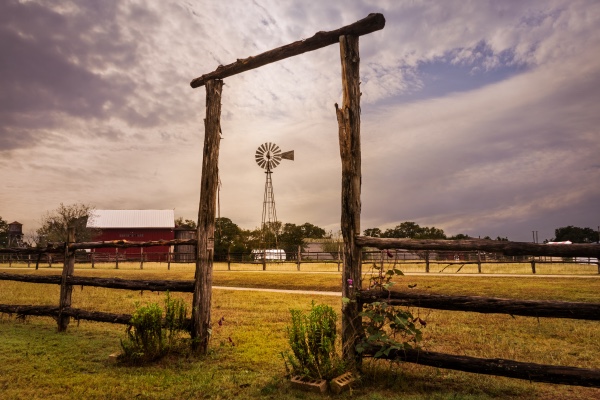  Un molino de viento en un rancho.